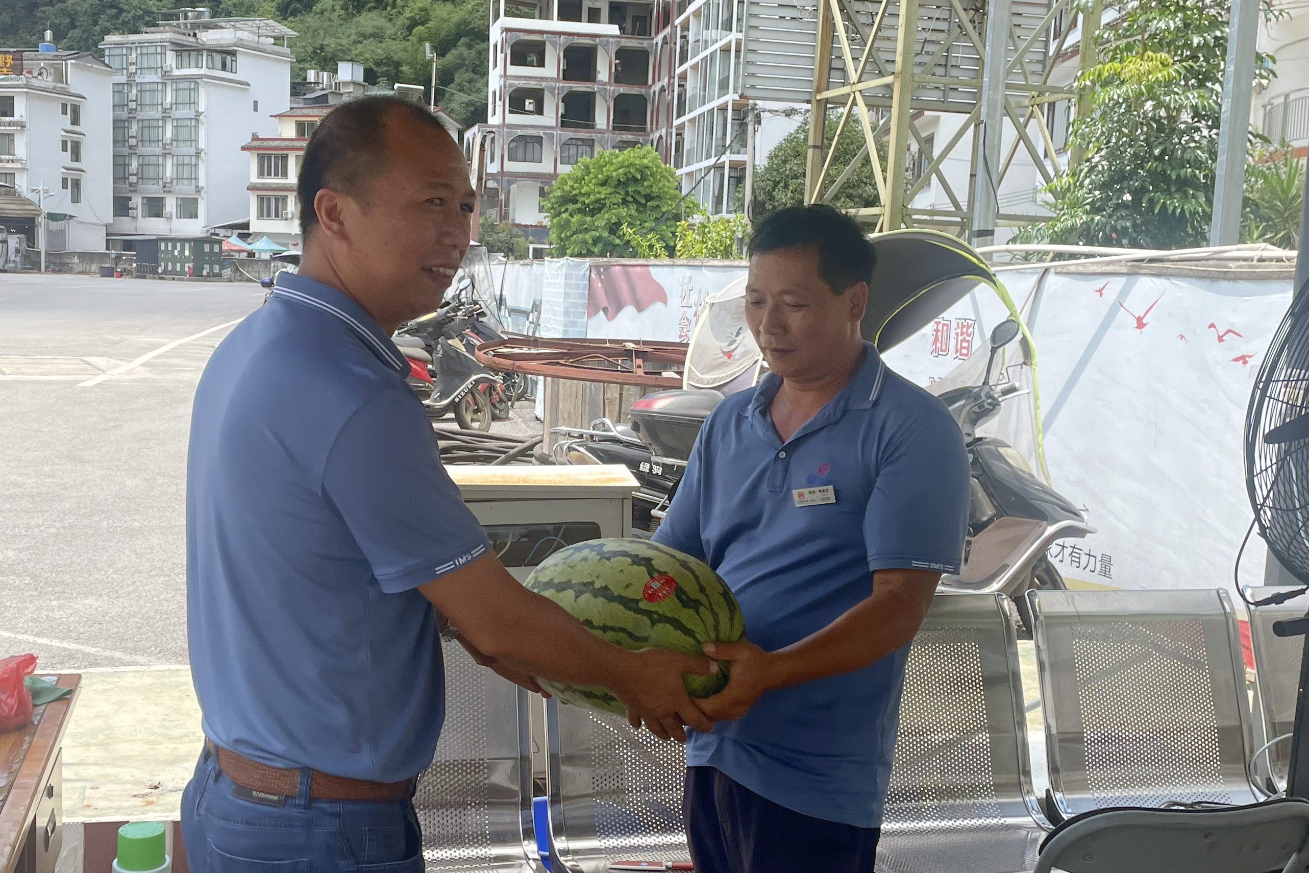 為員工送上西瓜.jpg 為員工送上西瓜.jpg